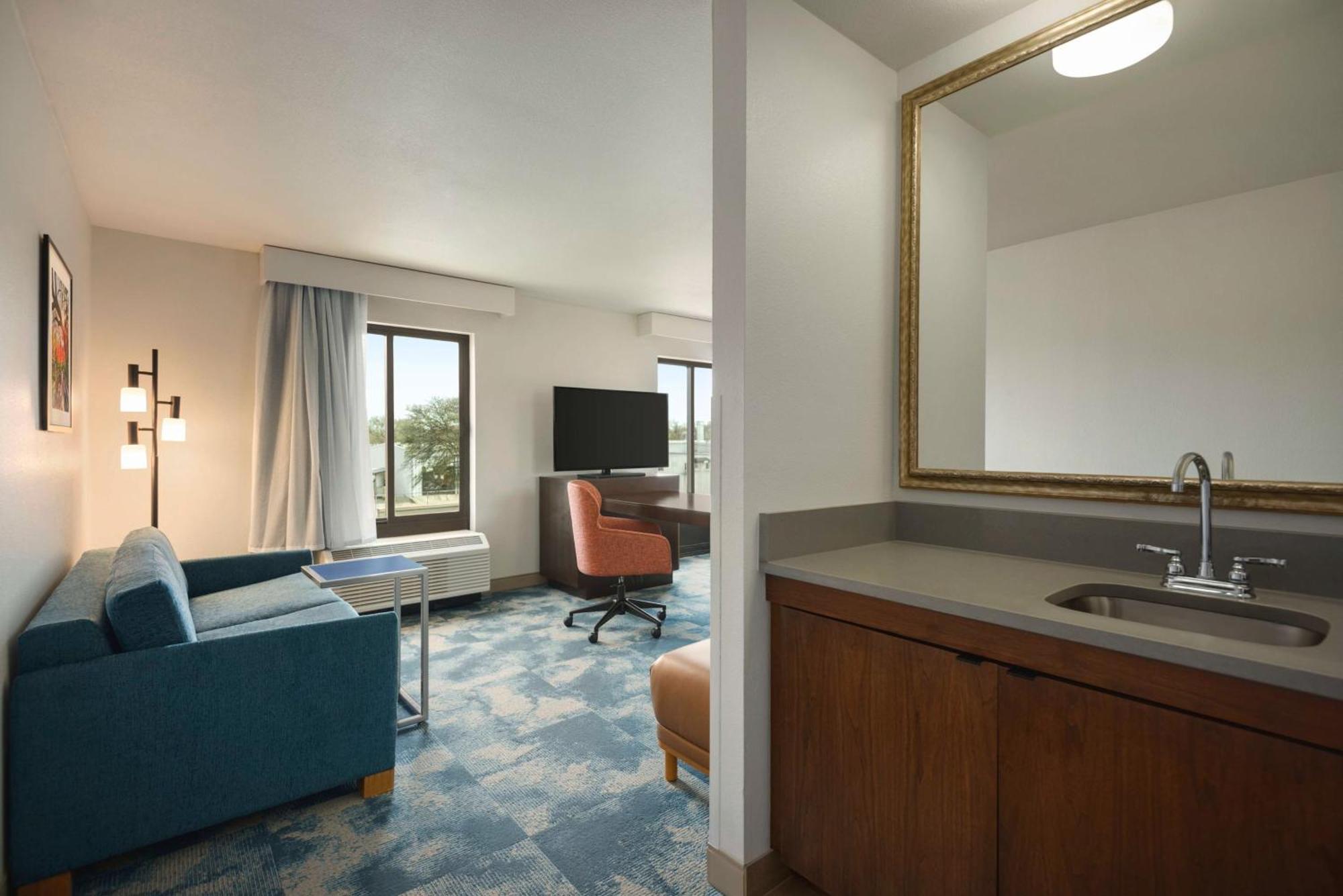 Hampton Inn & Suites San Marcos Exterior photo