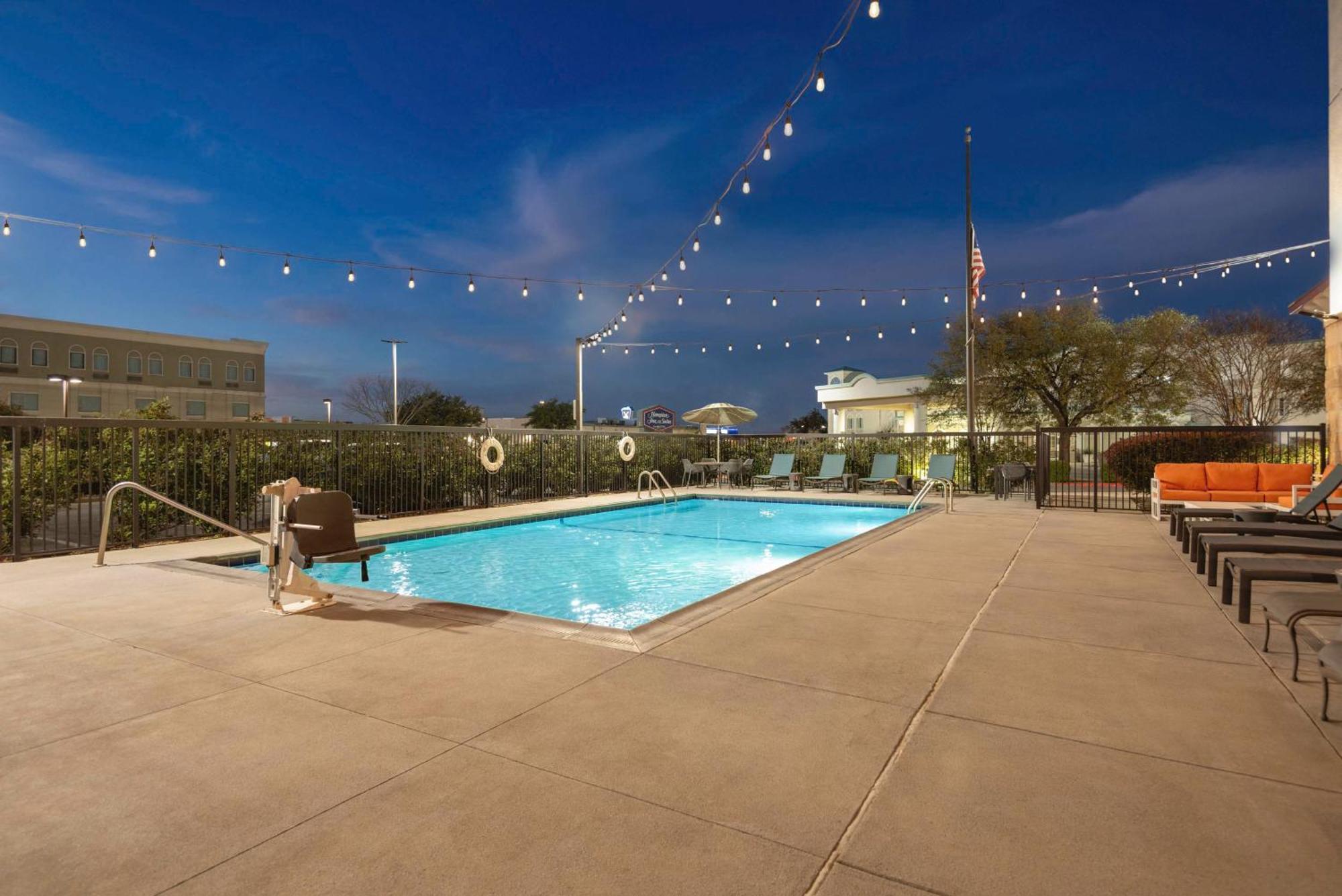Hampton Inn & Suites San Marcos Exterior photo