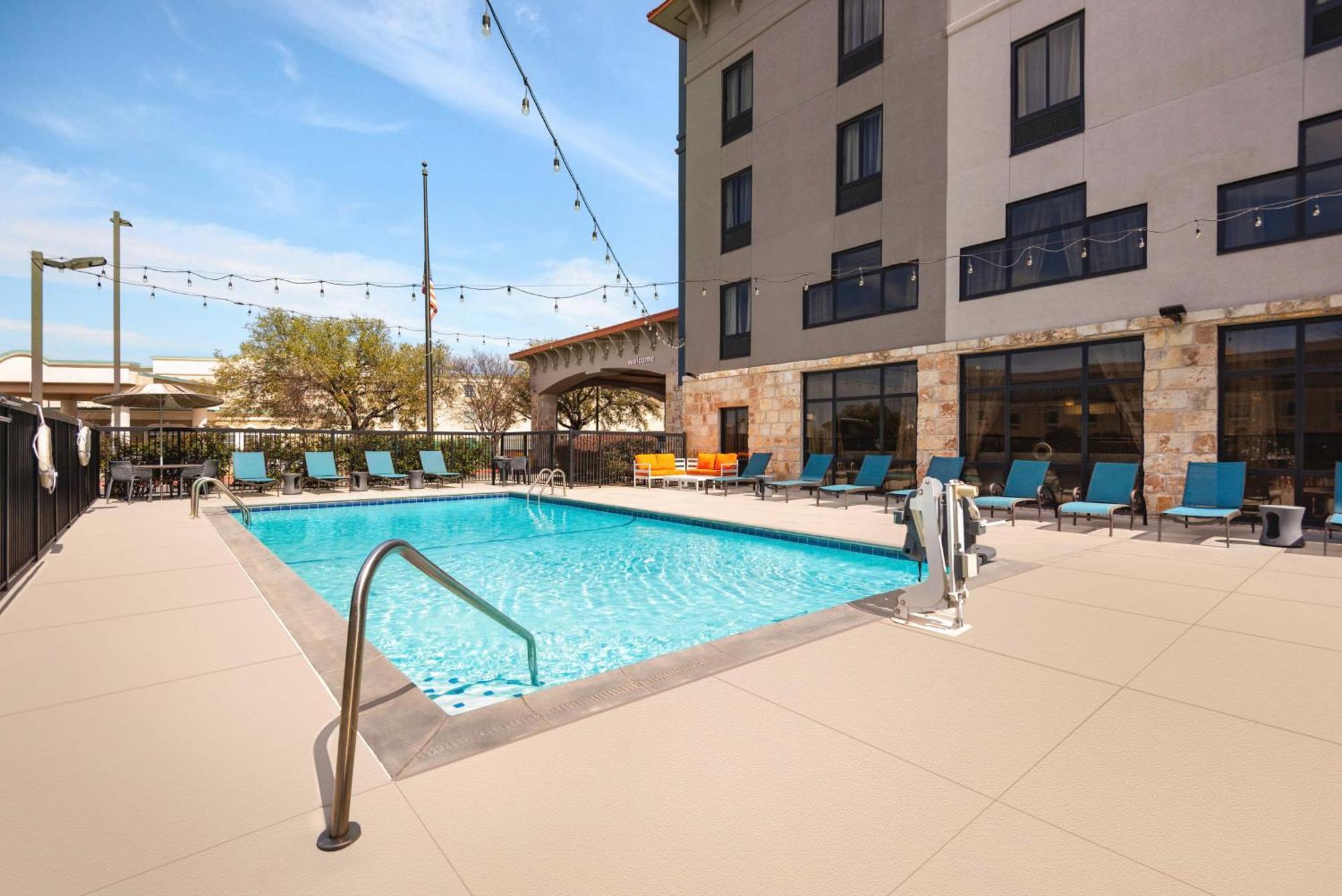 Hampton Inn & Suites San Marcos Exterior photo